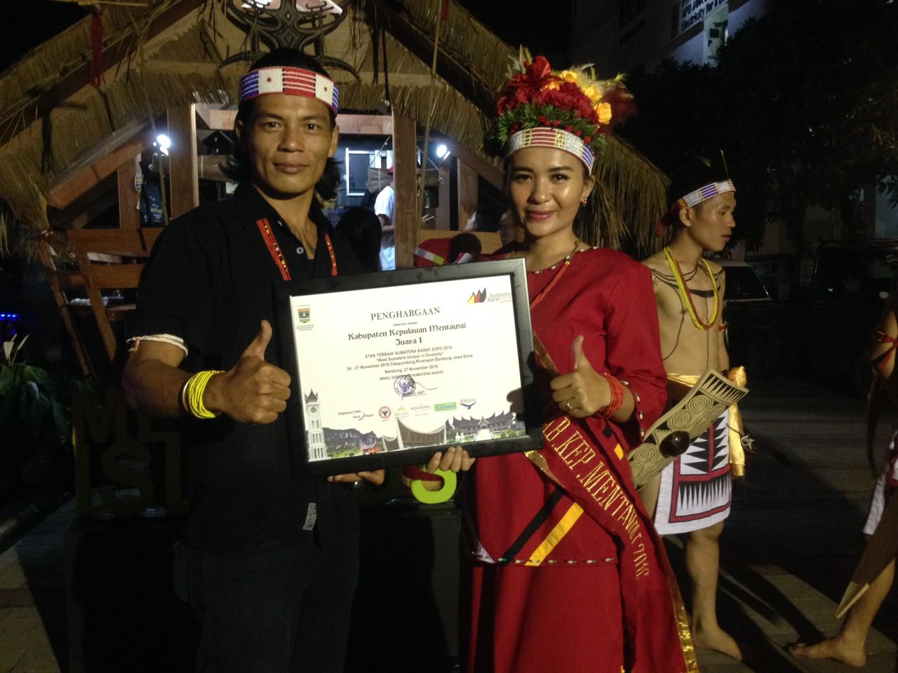 penghargaan kepada kabupaten kepulauan mentawai stand  terbaik sumbar expo 2016